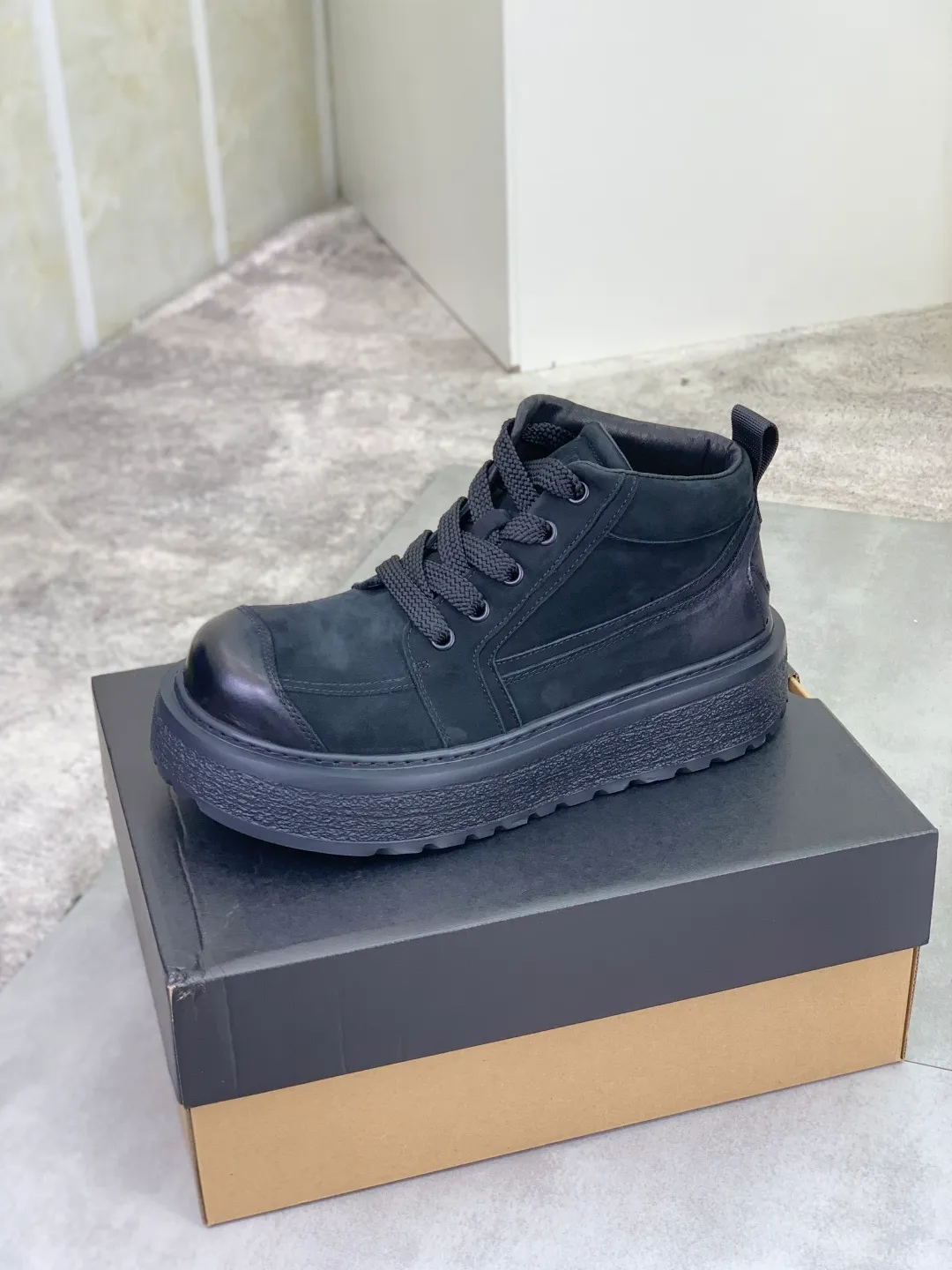 Men's men's shoes 💰P660 New arrival 🆕🆕🆕 IUGGI men's British style high-top large-toe work shoes new American retro genuine leather thick-soled board shoes lace-up mid-top short boots full genuine wool wear-resistant non-slip outsole fashion trend Size: 39-44 two colors